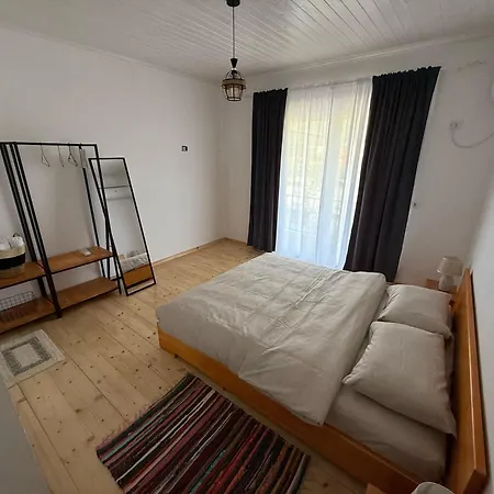 Shtepia Me Lule Përmet