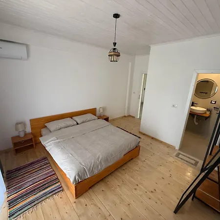 Shtepia Me Lule 3* Përmet