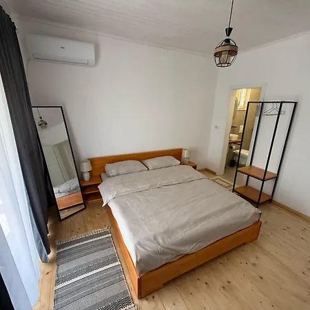 Shtepia Me Lule بيت ضيافة Përmet