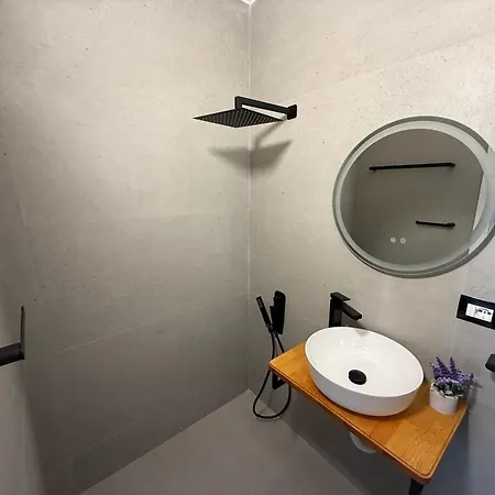 Shtepia Me Lule بيت ضيافة Përmet