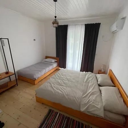 Shtepia Me Lule Pensjonat 3*