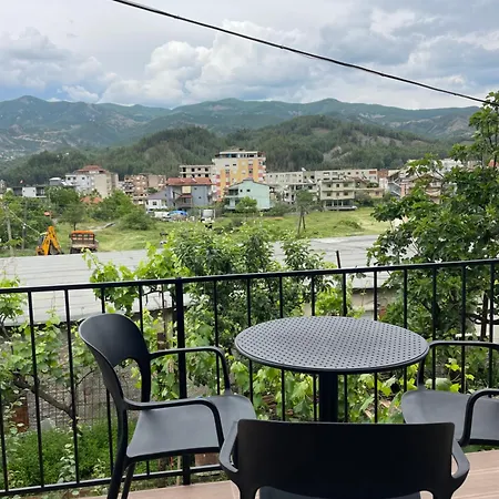 Shtepia Me Lule بيت ضيافة Përmet