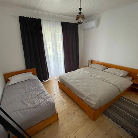 Shtepia Me Lule Pensjonat Përmet