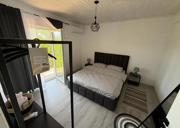 게스트하우스 Shtepia Me Lule 3*