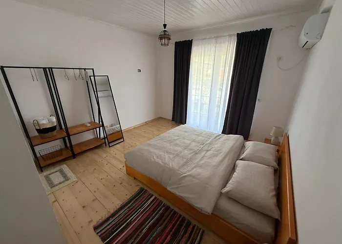 Shtepia Me Lule Përmet