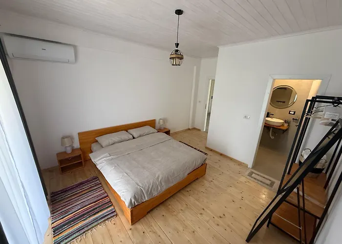 Shtepia Me Lule 3* Përmet