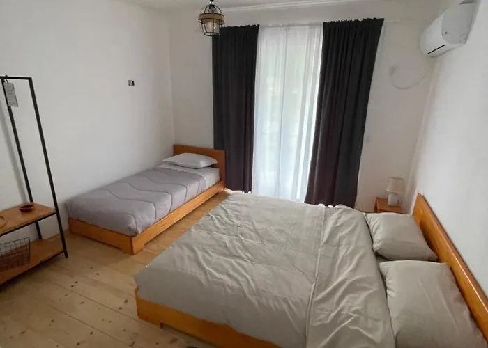 Shtepia Me Lule بيت ضيافة 3*