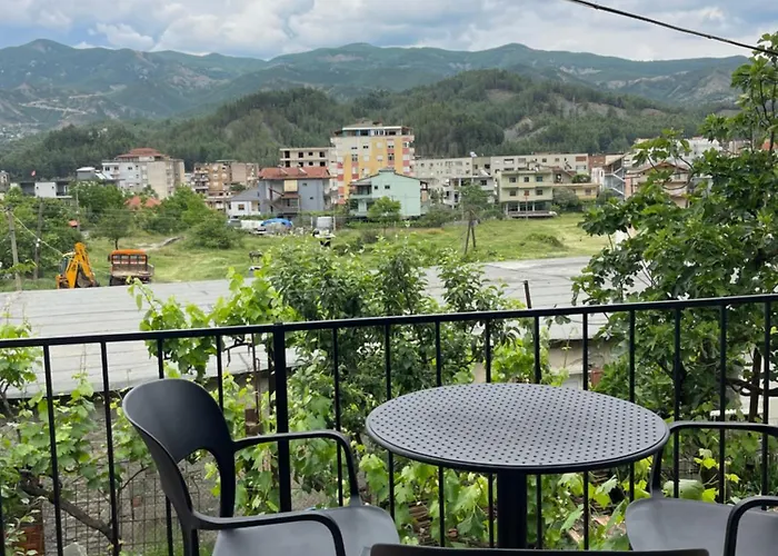 Shtepia Me Lule 게스트하우스 Përmet