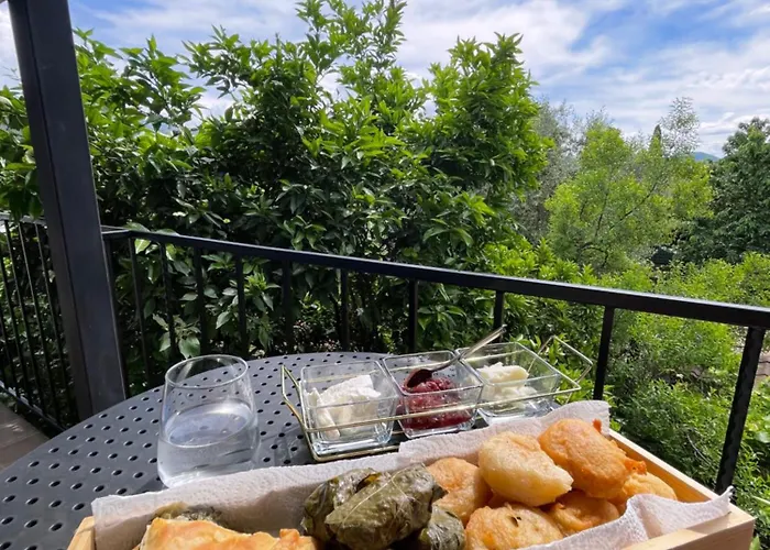 Shtepia Me Lule 게스트하우스 3*