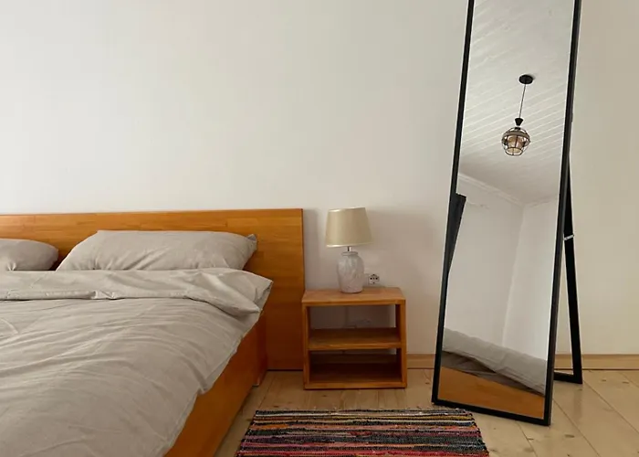 Shtepia Me Lule 게스트하우스 3*